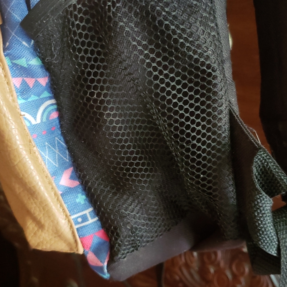A backpack - Picture 2 of 4